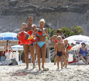 13-08-2006 SHOWBIZZ; FRANS BAUER EN FAMILIE OP VAKANTIE IN SPANJE. Frans_ Mariska en de kinderen waren heerlijk op vakantie op de Canarische Eilanden. Na een zeer drukke periode voor Frans was het tijd om te genieten van zijn gezin.Wij waren erbij en maakte een prachtige fotoreportage. Deze week het exclusieve verhaal in de Prive.
foto: Albert den Iseger.