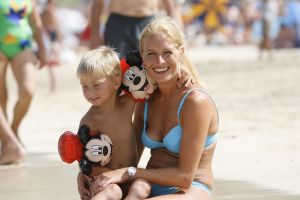 13-08-2006 SHOWBIZZ; FRANS BAUER EN FAMILIE OP VAKANTIE IN SPANJE. Frans_ Mariska en de kinderen waren heerlijk op vakantie op de Canarische Eilanden. Na een zeer drukke periode voor Frans was het tijd om te genieten van zijn gezin.Wij waren erbij en maakte een prachtige fotoreportage. Deze week het exclusieve verhaal in de Prive.
foto: Albert den Iseger.