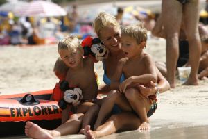 13-08-2006 SHOWBIZZ; FRANS BAUER EN FAMILIE OP VAKANTIE IN SPANJE. Frans_ Mariska en de kinderen waren heerlijk op vakantie op de Canarische Eilanden. Na een zeer drukke periode voor Frans was het tijd om te genieten van zijn gezin.Wij waren erbij en maakte een prachtige fotoreportage. Deze week het exclusieve verhaal in de Prive.
foto: Albert den Iseger.