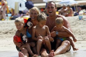 13-08-2006 SHOWBIZZ; FRANS BAUER EN FAMILIE OP VAKANTIE IN SPANJE. Frans_ Mariska en de kinderen waren heerlijk op vakantie op de Canarische Eilanden. Na een zeer drukke periode voor Frans was het tijd om te genieten van zijn gezin.Wij waren erbij en maakte een prachtige fotoreportage. Deze week het exclusieve verhaal in de Prive.
foto: Albert den Iseger.