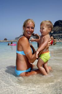 13-08-2006 SHOWBIZZ; FRANS BAUER EN FAMILIE OP VAKANTIE IN SPANJE. Frans_ Mariska en de kinderen waren heerlijk op vakantie op de Canarische Eilanden. Na een zeer drukke periode voor Frans was het tijd om te genieten van zijn gezin.Wij waren erbij en maakte een prachtige fotoreportage. Deze week het exclusieve verhaal in de Prive.
foto: Albert den Iseger.