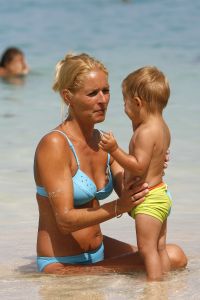 13-08-2006 SHOWBIZZ; FRANS BAUER EN FAMILIE OP VAKANTIE IN SPANJE. Frans_ Mariska en de kinderen waren heerlijk op vakantie op de Canarische Eilanden. Na een zeer drukke periode voor Frans was het tijd om te genieten van zijn gezin.Wij waren erbij en maakte een prachtige fotoreportage. Deze week het exclusieve verhaal in de Prive.
foto: Albert den Iseger.