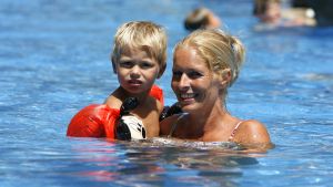 13-08-2006 SHOWBIZZ; FRANS BAUER EN FAMILIE OP VAKANTIE IN SPANJE. Frans_ Mariska en de kinderen waren heerlijk op vakantie op de Canarische Eilanden. Na een zeer drukke periode voor Frans was het tijd om te genieten van zijn gezin.Wij waren erbij en maakte een prachtige fotoreportage. Deze week het exclusieve verhaal in de Prive.
foto: Albert den Iseger.