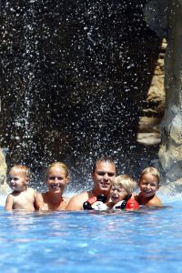 13-08-2006 SHOWBIZZ; FRANS BAUER EN FAMILIE OP VAKANTIE IN SPANJE. Frans_ Mariska en de kinderen waren heerlijk op vakantie op de Canarische Eilanden. Na een zeer drukke periode voor Frans was het tijd om te genieten van zijn gezin.Wij waren erbij en maakte een prachtige fotoreportage. Deze week het exclusieve verhaal in de Prive.
foto: Albert den Iseger.