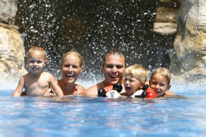 13-08-2006 SHOWBIZZ; FRANS BAUER EN FAMILIE OP VAKANTIE IN SPANJE. Frans_ Mariska en de kinderen waren heerlijk op vakantie op de Canarische Eilanden. Na een zeer drukke periode voor Frans was het tijd om te genieten van zijn gezin.Wij waren erbij en maakte een prachtige fotoreportage. Deze week het exclusieve verhaal in de Prive.
foto: Albert den Iseger.