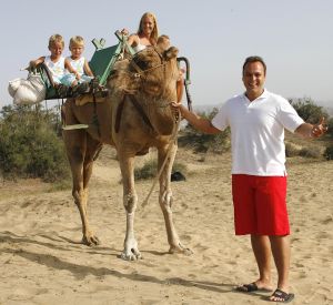 13-08-2006 SHOWBIZZ; FRANS BAUER EN FAMILIE OP VAKANTIE IN SPANJE. Frans_ Mariska en de kinderen waren heerlijk op vakantie op de Canarische Eilanden. Na een zeer drukke periode voor Frans was het tijd om te genieten van zijn gezin.Wij waren erbij en maakte een prachtige fotoreportage. Deze week het exclusieve verhaal in de Prive.
foto: Albert den Iseger.