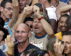 09-08-2006 SHOWBIZZ; GAY DAY FEEST OP REMBRANDSPLEIN TE AMSTERDAM. Afgelopen zondag was een pracht feest georganiseerd door Hugo Braakhuis van Monmatre te Amsterdam. Vele bekenden waren aanwezig o.a. Boris Dittrich-Patty Brard-Gerard Joling-Hans Klok-Mike Staring enz. Een spetterend optreden van Luv gaf veel warmte aan de duizende mensen.
foto: Albert den Iseger.

