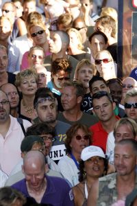
09-08-2006 SHOWBIZZ; GAY DAY FEEST OP REMBRANDSPLEIN TE AMSTERDAM. Afgelopen zondag was een pracht feest georganiseerd door Hugo Braakhuis van Monmatre te Amsterdam. Vele bekenden waren aanwezig o.a. Boris Dittrich-Patty Brard-Gerard Joling-Hans Klok-Mike Staring enz. Een spetterend optreden van Luv gaf veel warmte aan de duizende mensen.
foto: Albert den Iseger.
