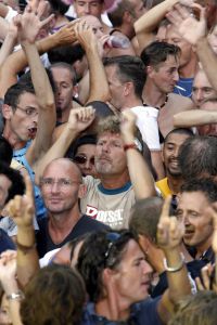 
09-08-2006 SHOWBIZZ; GAY DAY FEEST OP REMBRANDSPLEIN TE AMSTERDAM. Afgelopen zondag was een pracht feest georganiseerd door Hugo Braakhuis van Monmatre te Amsterdam. Vele bekenden waren aanwezig o.a. Boris Dittrich-Patty Brard-Gerard Joling-Hans Klok-Mike Staring enz. Een spetterend optreden van Luv gaf veel warmte aan de duizende mensen.
foto: Albert den Iseger.
