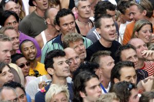 09-08-2006 SHOWBIZZ; GAY DAY FEEST OP REMBRANDSPLEIN TE AMSTERDAM. Afgelopen zondag was een pracht feest georganiseerd door Hugo Braakhuis van Monmatre te Amsterdam. Vele bekenden waren aanwezig o.a. Boris Dittrich-Patty Brard-Gerard Joling-Hans Klok-Mike Staring enz. Een spetterend optreden van Luv gaf veel warmte aan de duizende mensen.
foto: Albert den Iseger.

