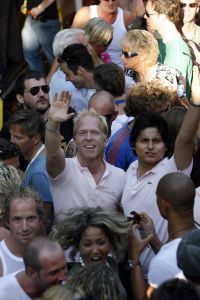 09-08-2006 SHOWBIZZ; GAY DAY FEEST OP REMBRANDSPLEIN TE AMSTERDAM. Afgelopen zondag was een pracht feest georganiseerd door Hugo Braakhuis van Monmatre te Amsterdam. Vele bekenden waren aanwezig o.a. Boris Dittrich-Patty Brard-Gerard Joling-Hans Klok-Mike Staring enz. Een spetterend optreden van Luv gaf veel warmte aan de duizende mensen.
foto: Albert den Iseger.

