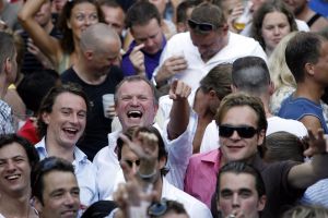 
09-08-2006 SHOWBIZZ; GAY DAY FEEST OP REMBRANDSPLEIN TE AMSTERDAM. Afgelopen zondag was een pracht feest georganiseerd door Hugo Braakhuis van Monmatre te Amsterdam. Vele bekenden waren aanwezig o.a. Boris Dittrich-Patty Brard-Gerard Joling-Hans Klok-Mike Staring enz. Een spetterend optreden van Luv gaf veel warmte aan de duizende mensen.
foto: Albert den Iseger.
