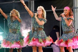 09-08-2006 SHOWBIZZ; GAY DAY FEEST OP REMBRANDSPLEIN TE AMSTERDAM. Afgelopen zondag was een pracht feest georganiseerd door Hugo Braakhuis van Monmatre te Amsterdam. Vele bekenden waren aanwezig o.a. Boris Dittrich-Patty Brard-Gerard Joling-Hans Klok-Mike Staring enz. Een spetterend optreden van Luv gaf veel warmte aan de duizende mensen.
foto: Albert den Iseger.

