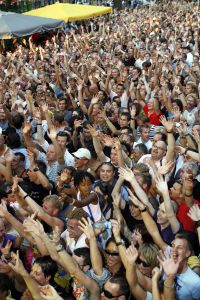 
09-08-2006 SHOWBIZZ; GAY DAY FEEST OP REMBRANDSPLEIN TE AMSTERDAM. Afgelopen zondag was een pracht feest georganiseerd door Hugo Braakhuis van Monmatre te Amsterdam. Vele bekenden waren aanwezig o.a. Boris Dittrich-Patty Brard-Gerard Joling-Hans Klok-Mike Staring enz. Een spetterend optreden van Luv gaf veel warmte aan de duizende mensen.
foto: Albert den Iseger.
