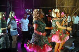 09-08-2006 SHOWBIZZ; GAY DAY FEEST OP REMBRANDSPLEIN TE AMSTERDAM. Afgelopen zondag was een pracht feest georganiseerd door Hugo Braakhuis van Monmatre te Amsterdam. Vele bekenden waren aanwezig o.a. Boris Dittrich-Patty Brard-Gerard Joling-Hans Klok-Mike Staring enz. Een spetterend optreden van Luv gaf veel warmte aan de duizende mensen.
foto: Albert den Iseger.

