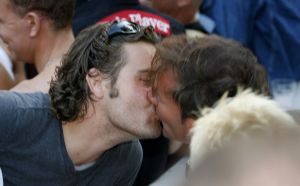 
09-08-2006 SHOWBIZZ; GAY DAY FEEST OP REMBRANDSPLEIN TE AMSTERDAM. Afgelopen zondag was een pracht feest georganiseerd door Hugo Braakhuis van Monmatre te Amsterdam. Vele bekenden waren aanwezig o.a. Boris Dittrich-Patty Brard-Gerard Joling-Hans Klok-Mike Staring enz. Een spetterend optreden van Luv gaf veel warmte aan de duizende mensen.
foto: Albert den Iseger.
