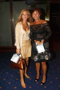 29-08-2006 SHOWBIZZ; LES GENS VOYAGEANTS MET RONALD KOLK MODESHOW WINTER 2006-2007. De kleine man met de grote shows deed het weer eens volop voor de vele genodigden in hotel Krasnapolsky te Amsterdam. Een reisje met Ronald rond de wereld is altijd weer een feest. Veel prachtige creaties sierden de catwalk en de opzienbarende make up en haarwerken werden door de gasten veel vuldig geprezen met applaus.De kleine man Ronald Kolk en zijn team mogen hard aan het werk gaan want de winter nadert en zijn klanten hebben weinig geduld.
foto: Albert den Iseger.
