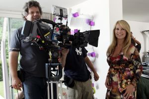 31-08-2006 SHOWBIZZ; MOORD SCHOKT ZWANGERE LINDA DE MOL ALS CHERYL IN SERIE GOOISCHE VROUWEN. Linda de Mol als de zwangere Cheryl in de serie Gooische vrouwen deel 2 is hevig geschrokken nu dat er een lijk wordt gevonden in de tuin van de Morero\'s. Het nieuwe seizoen Gooische vrouwen wordt nog spraakmakender dan de eerste serie. Alles zit dit seizoen weer in de serie, mooie huizen,veel geld,vriendschap,seks en vooral buitenechtelijke escapades en nu wordt er ook nog een lijk gevonden. Vanaf 7 September op Talpa.
foto; Albert den Iseger  