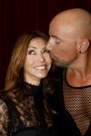 29-08-2006 SHOWBIZZ; LES GENS VOYAGEANTS MET RONALD KOLK MODESHOW WINTER 2006-2007. De kleine man met de grote shows deed het weer eens volop voor de vele genodigden in hotel Krasnapolsky te Amsterdam. Een reisje met Ronald rond de wereld is altijd weer een feest. Veel prachtige creaties sierden de catwalk en de opzienbarende make up en haarwerken werden door de gasten veel vuldig geprezen met applaus.De kleine man Ronald Kolk en zijn team mogen hard aan het werk gaan want de winter nadert en zijn klanten hebben weinig geduld.
foto: Albert den Iseger.