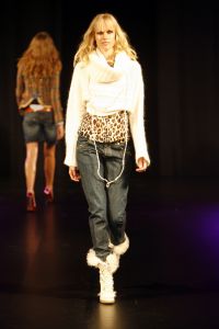 26-08-2006 SHOWBIZZ; EERSTE MODESHOW VAN STYLISTE EN FASHION DIRECTOR DANIE BLES. In Huis ter Duin te Noordwijk gaf Danie met meer dan 20 modellen een spetterende modeshow van vele kleding merken. Er was erg veel belangstelling en Danie en haar team kunnen terugblikken op een geslaagd evenement tijdens The Summer Fair van het blad Jacky\'s.
foto: Albert den Iseger.