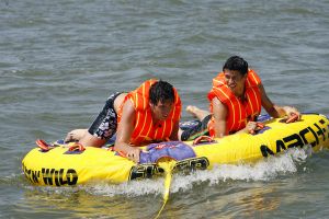 
05-08-2006 SHOWBIZZ; NICK EN SIMON HEBBEN WATER PLEZIER IN VOLENDAM.Even een dagje vrij voor het succesduo Nick en Simon oftewel de dikke vrienden van Jan Smit.Het is zo onwijs druk met van alles en nog wat dat we vandaag even een dagje het water opgaan om te genieten van het mooie weer en wat op krachten komen voor de aankomende tijd.Lekker even spelen met een speedboat en waterskieen op het Ijsselmeer.
foto: Albert den Iseger.