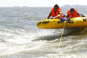 
05-08-2006 SHOWBIZZ; NICK EN SIMON HEBBEN WATER PLEZIER IN VOLENDAM.Even een dagje vrij voor het succesduo Nick en Simon oftewel de dikke vrienden van Jan Smit.Het is zo onwijs druk met van alles en nog wat dat we vandaag even een dagje het water opgaan om te genieten van het mooie weer en wat op krachten komen voor de aankomende tijd.Lekker even spelen met een speedboat en waterskieen op het Ijsselmeer.
foto: Albert den Iseger.