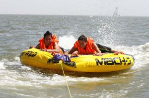 
05-08-2006 SHOWBIZZ; NICK EN SIMON HEBBEN WATER PLEZIER IN VOLENDAM.Even een dagje vrij voor het succesduo Nick en Simon oftewel de dikke vrienden van Jan Smit.Het is zo onwijs druk met van alles en nog wat dat we vandaag even een dagje het water opgaan om te genieten van het mooie weer en wat op krachten komen voor de aankomende tijd.Lekker even spelen met een speedboat en waterskieen op het Ijsselmeer.
foto: Albert den Iseger.