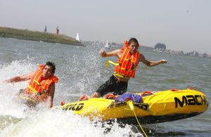 05-08-2006 SHOWBIZZ; NICK EN SIMON HEBBEN WATER PLEZIER IN VOLENDAM.Even een dagje vrij voor het succesduo Nick en Simon oftewel de dikke vrienden van Jan Smit.Het is zo onwijs druk met van alles en nog wat dat we vandaag even een dagje het water opgaan om te genieten van het mooie weer en wat op krachten komen voor de aankomende tijd.Lekker even spelen met een speedboat en waterskieen op het Ijsselmeer.
foto: Albert den Iseger.
