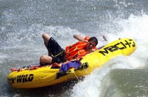 05-08-2006 SHOWBIZZ; NICK EN SIMON HEBBEN WATER PLEZIER IN VOLENDAM.Even een dagje vrij voor het succesduo Nick en Simon oftewel de dikke vrienden van Jan Smit.Het is zo onwijs druk met van alles en nog wat dat we vandaag even een dagje het water opgaan om te genieten van het mooie weer en wat op krachten komen voor de aankomende tijd.Lekker even spelen met een speedboat en waterskieen op het Ijsselmeer.
foto: Albert den Iseger.
