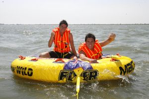 
05-08-2006 SHOWBIZZ; NICK EN SIMON HEBBEN WATER PLEZIER IN VOLENDAM.Even een dagje vrij voor het succesduo Nick en Simon oftewel de dikke vrienden van Jan Smit.Het is zo onwijs druk met van alles en nog wat dat we vandaag even een dagje het water opgaan om te genieten van het mooie weer en wat op krachten komen voor de aankomende tijd.Lekker even spelen met een speedboat en waterskieen op het Ijsselmeer.
foto: Albert den Iseger.