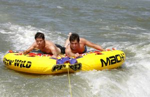 
05-08-2006 SHOWBIZZ; NICK EN SIMON HEBBEN WATER PLEZIER IN VOLENDAM.Even een dagje vrij voor het succesduo Nick en Simon oftewel de dikke vrienden van Jan Smit.Het is zo onwijs druk met van alles en nog wat dat we vandaag even een dagje het water opgaan om te genieten van het mooie weer en wat op krachten komen voor de aankomende tijd.Lekker even spelen met een speedboat en waterskieen op het Ijsselmeer.
foto: Albert den Iseger.
