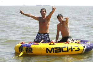 05-08-2006 SHOWBIZZ; NICK EN SIMON HEBBEN WATER PLEZIER IN VOLENDAM.Even een dagje vrij voor het succesduo Nick en Simon oftewel de dikke vrienden van Jan Smit.Het is zo onwijs druk met van alles en nog wat dat we vandaag even een dagje het water opgaan om te genieten van het mooie weer en wat op krachten komen voor de aankomende tijd.Lekker even spelen met een speedboat en waterskieen op het Ijsselmeer.
foto: Albert den Iseger.
