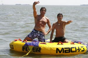 
05-08-2006 SHOWBIZZ; NICK EN SIMON HEBBEN WATER PLEZIER IN VOLENDAM.Even een dagje vrij voor het succesduo Nick en Simon oftewel de dikke vrienden van Jan Smit.Het is zo onwijs druk met van alles en nog wat dat we vandaag even een dagje het water opgaan om te genieten van het mooie weer en wat op krachten komen voor de aankomende tijd.Lekker even spelen met een speedboat en waterskieen op het Ijsselmeer.
foto: Albert den Iseger.