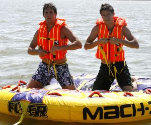 05-08-2006 SHOWBIZZ; NICK EN SIMON HEBBEN WATER PLEZIER IN VOLENDAM.Even een dagje vrij voor het succesduo Nick en Simon oftewel de dikke vrienden van Jan Smit.Het is zo onwijs druk met van alles en nog wat dat we vandaag even een dagje het water opgaan om te genieten van het mooie weer en wat op krachten komen voor de aankomende tijd.Lekker even spelen met een speedboat en waterskieen op het Ijsselmeer.
foto: Albert den Iseger.
