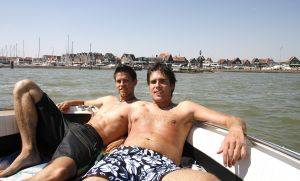 05-08-2006 SHOWBIZZ; NICK EN SIMON HEBBEN WATER PLEZIER IN VOLENDAM.Even een dagje vrij voor het succesduo Nick en Simon oftewel de dikke vrienden van Jan Smit.Het is zo onwijs druk met van alles en nog wat dat we vandaag even een dagje het water opgaan om te genieten van het mooie weer en wat op krachten komen voor de aankomende tijd.Lekker even spelen met een speedboat en waterskieen op het Ijsselmeer.
foto: Albert den Iseger.
