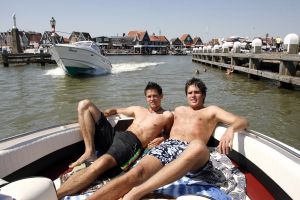 
05-08-2006 SHOWBIZZ; NICK EN SIMON HEBBEN WATER PLEZIER IN VOLENDAM.Even een dagje vrij voor het succesduo Nick en Simon oftewel de dikke vrienden van Jan Smit.Het is zo onwijs druk met van alles en nog wat dat we vandaag even een dagje het water opgaan om te genieten van het mooie weer en wat op krachten komen voor de aankomende tijd.Lekker even spelen met een speedboat en waterskieen op het Ijsselmeer.
foto: Albert den Iseger.