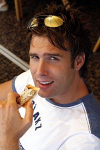 
05-08-2006 SHOWBIZZ; NICK EN SIMON HEBBEN WATER PLEZIER IN VOLENDAM.Even een dagje vrij voor het succesduo Nick en Simon oftewel de dikke vrienden van Jan Smit.Het is zo onwijs druk met van alles en nog wat dat we vandaag even een dagje het water opgaan om te genieten van het mooie weer en wat op krachten komen voor de aankomende tijd.Lekker even spelen met een speedboat en waterskieen op het Ijsselmeer.
foto: Albert den Iseger.