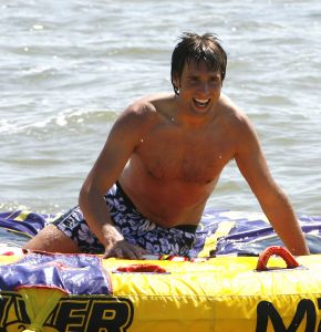 
05-08-2006 SHOWBIZZ; NICK EN SIMON HEBBEN WATER PLEZIER IN VOLENDAM.Even een dagje vrij voor het succesduo Nick en Simon oftewel de dikke vrienden van Jan Smit.Het is zo onwijs druk met van alles en nog wat dat we vandaag even een dagje het water opgaan om te genieten van het mooie weer en wat op krachten komen voor de aankomende tijd.Lekker even spelen met een speedboat en waterskieen op het Ijsselmeer.
foto: Albert den Iseger.