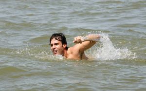 05-08-2006 SHOWBIZZ; NICK EN SIMON HEBBEN WATER PLEZIER IN VOLENDAM.Even een dagje vrij voor het succesduo Nick en Simon oftewel de dikke vrienden van Jan Smit.Het is zo onwijs druk met van alles en nog wat dat we vandaag even een dagje het water opgaan om te genieten van het mooie weer en wat op krachten komen voor de aankomende tijd.Lekker even spelen met een speedboat en waterskieen op het Ijsselmeer.
foto: Albert den Iseger.
