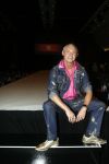 29-08-2006 SHOWBIZZ; LES GENS VOYAGEANTS MET RONALD KOLK MODESHOW WINTER 2006-2007. De kleine man met de grote shows deed het weer eens volop voor de vele genodigden in hotel Krasnapolsky te Amsterdam. Een reisje met Ronald rond de wereld is altijd weer een feest. Veel prachtige creaties sierden de catwalk en de opzienbarende make up en haarwerken werden door de gasten veel vuldig geprezen met applaus.De kleine man Ronald Kolk en zijn team mogen hard aan het werk gaan want de winter nadert en zijn klanten hebben weinig geduld.
foto: Albert den Iseger.