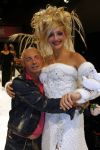 29-08-2006 SHOWBIZZ; LES GENS VOYAGEANTS MET RONALD KOLK MODESHOW WINTER 2006-2007. De kleine man met de grote shows deed het weer eens volop voor de vele genodigden in hotel Krasnapolsky te Amsterdam. Een reisje met Ronald rond de wereld is altijd weer een feest. Veel prachtige creaties sierden de catwalk en de opzienbarende make up en haarwerken werden door de gasten veel vuldig geprezen met applaus.De kleine man Ronald Kolk en zijn team mogen hard aan het werk gaan want de winter nadert en zijn klanten hebben weinig geduld.
foto: Albert den Iseger.