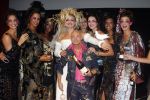 29-08-2006 SHOWBIZZ; LES GENS VOYAGEANTS MET RONALD KOLK MODESHOW WINTER 2006-2007. De kleine man met de grote shows deed het weer eens volop voor de vele genodigden in hotel Krasnapolsky te Amsterdam. Een reisje met Ronald rond de wereld is altijd weer een feest. Veel prachtige creaties sierden de catwalk en de opzienbarende make up en haarwerken werden door de gasten veel vuldig geprezen met applaus.De kleine man Ronald Kolk en zijn team mogen hard aan het werk gaan want de winter nadert en zijn klanten hebben weinig geduld.
foto: Albert den Iseger.