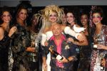 29-08-2006 SHOWBIZZ; LES GENS VOYAGEANTS MET RONALD KOLK MODESHOW WINTER 2006-2007. De kleine man met de grote shows deed het weer eens volop voor de vele genodigden in hotel Krasnapolsky te Amsterdam. Een reisje met Ronald rond de wereld is altijd weer een feest. Veel prachtige creaties sierden de catwalk en de opzienbarende make up en haarwerken werden door de gasten veel vuldig geprezen met applaus.De kleine man Ronald Kolk en zijn team mogen hard aan het werk gaan want de winter nadert en zijn klanten hebben weinig geduld.
foto: Albert den Iseger.