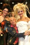 29-08-2006 SHOWBIZZ; LES GENS VOYAGEANTS MET RONALD KOLK MODESHOW WINTER 2006-2007. De kleine man met de grote shows deed het weer eens volop voor de vele genodigden in hotel Krasnapolsky te Amsterdam. Een reisje met Ronald rond de wereld is altijd weer een feest. Veel prachtige creaties sierden de catwalk en de opzienbarende make up en haarwerken werden door de gasten veel vuldig geprezen met applaus.De kleine man Ronald Kolk en zijn team mogen hard aan het werk gaan want de winter nadert en zijn klanten hebben weinig geduld.
foto: Albert den Iseger.