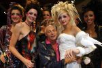 29-08-2006 SHOWBIZZ; LES GENS VOYAGEANTS MET RONALD KOLK MODESHOW WINTER 2006-2007. De kleine man met de grote shows deed het weer eens volop voor de vele genodigden in hotel Krasnapolsky te Amsterdam. Een reisje met Ronald rond de wereld is altijd weer een feest. Veel prachtige creaties sierden de catwalk en de opzienbarende make up en haarwerken werden door de gasten veel vuldig geprezen met applaus.De kleine man Ronald Kolk en zijn team mogen hard aan het werk gaan want de winter nadert en zijn klanten hebben weinig geduld.
foto: Albert den Iseger.
