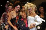 29-08-2006 SHOWBIZZ; LES GENS VOYAGEANTS MET RONALD KOLK MODESHOW WINTER 2006-2007. De kleine man met de grote shows deed het weer eens volop voor de vele genodigden in hotel Krasnapolsky te Amsterdam. Een reisje met Ronald rond de wereld is altijd weer een feest. Veel prachtige creaties sierden de catwalk en de opzienbarende make up en haarwerken werden door de gasten veel vuldig geprezen met applaus.De kleine man Ronald Kolk en zijn team mogen hard aan het werk gaan want de winter nadert en zijn klanten hebben weinig geduld.
foto: Albert den Iseger.
