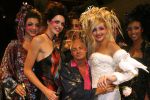 29-08-2006 SHOWBIZZ; LES GENS VOYAGEANTS MET RONALD KOLK MODESHOW WINTER 2006-2007. De kleine man met de grote shows deed het weer eens volop voor de vele genodigden in hotel Krasnapolsky te Amsterdam. Een reisje met Ronald rond de wereld is altijd weer een feest. Veel prachtige creaties sierden de catwalk en de opzienbarende make up en haarwerken werden door de gasten veel vuldig geprezen met applaus.De kleine man Ronald Kolk en zijn team mogen hard aan het werk gaan want de winter nadert en zijn klanten hebben weinig geduld.
foto: Albert den Iseger.