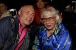 29-08-2006 SHOWBIZZ; LES GENS VOYAGEANTS MET RONALD KOLK MODESHOW WINTER 2006-2007. De kleine man met de grote shows deed het weer eens volop voor de vele genodigden in hotel Krasnapolsky te Amsterdam. Een reisje met Ronald rond de wereld is altijd weer een feest. Veel prachtige creaties sierden de catwalk en de opzienbarende make up en haarwerken werden door de gasten veel vuldig geprezen met applaus.De kleine man Ronald Kolk en zijn team mogen hard aan het werk gaan want de winter nadert en zijn klanten hebben weinig geduld.
foto: Albert den Iseger.