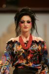 29-08-2006 SHOWBIZZ; LES GENS VOYAGEANTS MET RONALD KOLK MODESHOW WINTER 2006-2007. De kleine man met de grote shows deed het weer eens volop voor de vele genodigden in hotel Krasnapolsky te Amsterdam. Een reisje met Ronald rond de wereld is altijd weer een feest. Veel prachtige creaties sierden de catwalk en de opzienbarende make up en haarwerken werden door de gasten veel vuldig geprezen met applaus.De kleine man Ronald Kolk en zijn team mogen hard aan het werk gaan want de winter nadert en zijn klanten hebben weinig geduld.
foto: Albert den Iseger.