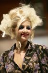 29-08-2006 SHOWBIZZ; LES GENS VOYAGEANTS MET RONALD KOLK MODESHOW WINTER 2006-2007. De kleine man met de grote shows deed het weer eens volop voor de vele genodigden in hotel Krasnapolsky te Amsterdam. Een reisje met Ronald rond de wereld is altijd weer een feest. Veel prachtige creaties sierden de catwalk en de opzienbarende make up en haarwerken werden door de gasten veel vuldig geprezen met applaus.De kleine man Ronald Kolk en zijn team mogen hard aan het werk gaan want de winter nadert en zijn klanten hebben weinig geduld.
foto: Albert den Iseger.